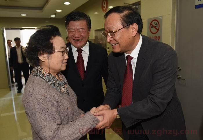 国家卫生计生委、国家中医药局、国家食品药品监管总局召开座谈会祝贺屠呦呦获得诺贝尔奖