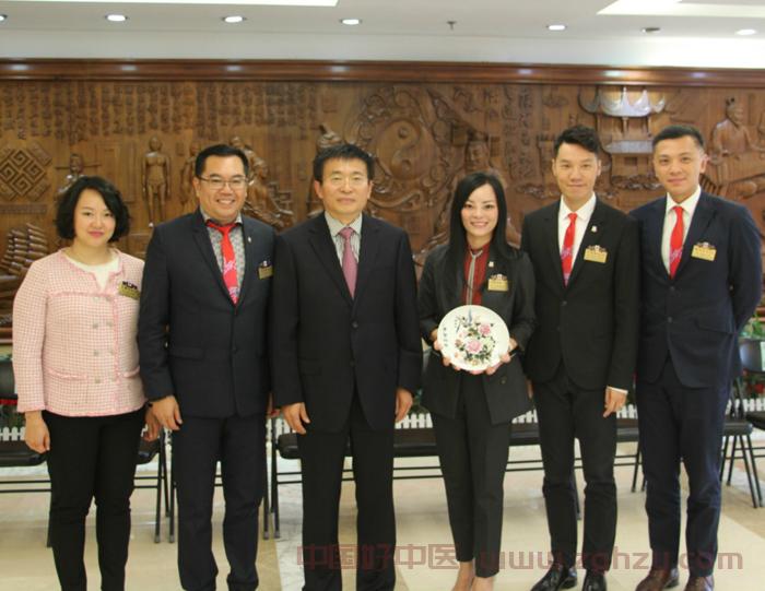 于文明会见香港东华三院董事局代表团