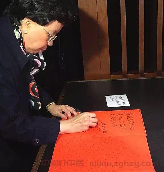 陈冯富珍参观上海中医药博物馆：传统医学文化是中国的瑰宝，要发扬光大！