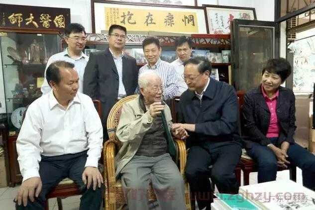 王国强亲切看望百岁国医大师邓铁涛