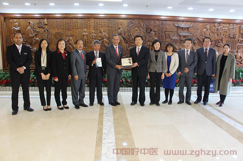 第三次中马传统医学双边工作会谈在北京举行 于文明同马来西亚卫生部长祖基菲利共同主持  