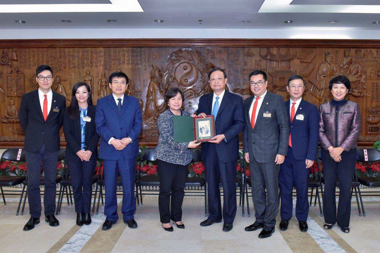 王国强会见香港东华三院董事局代表团