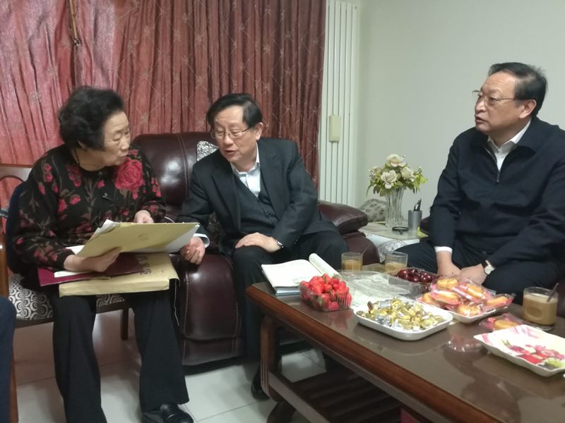 王国强陪同全国政协副主席万钢看望屠呦呦，并致新年祝福