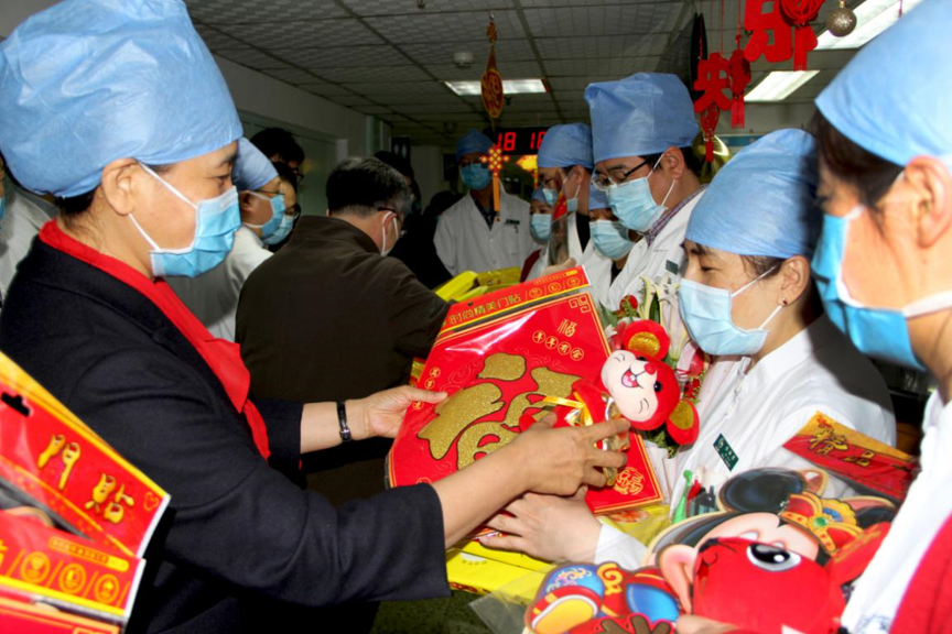 国家中医药管理局领导看望慰问医务人员和值班值守人员