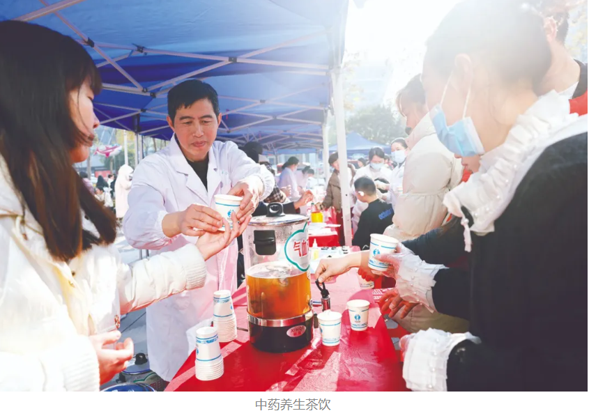 看名医、做理疗、喝茶饮……天门“中医健康集市”火爆出圈！